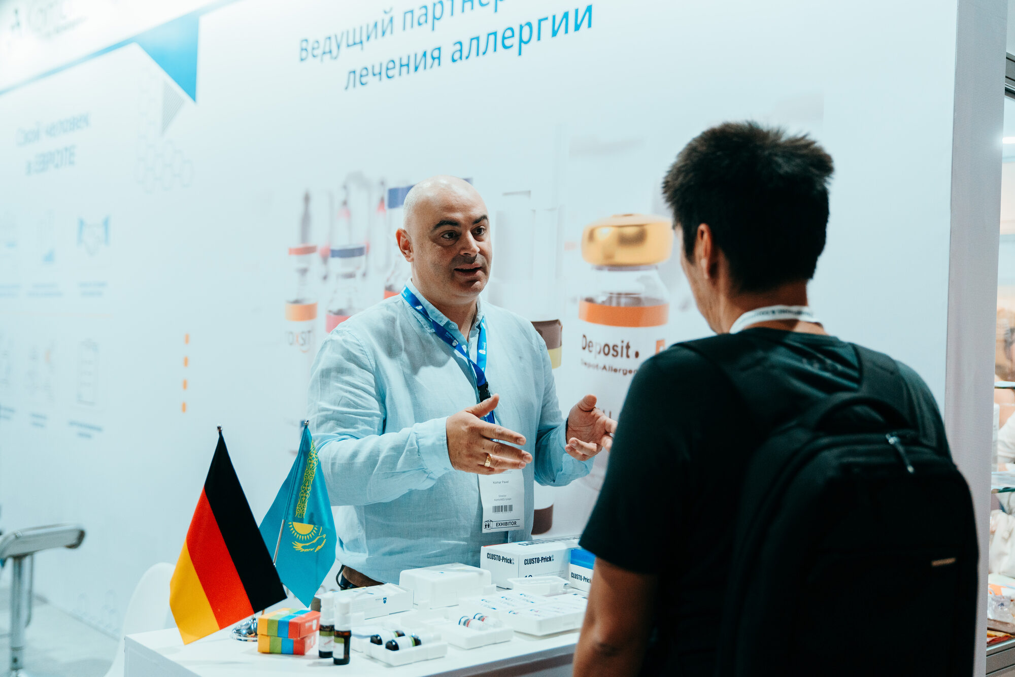 Pavel Komar präsentiert Produkte